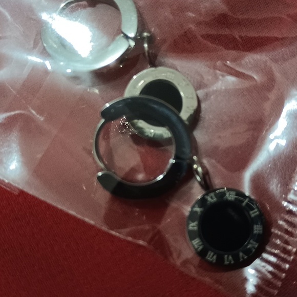 🆕 Stainless steel  roman numerals earrings - Picture 6 of 8
